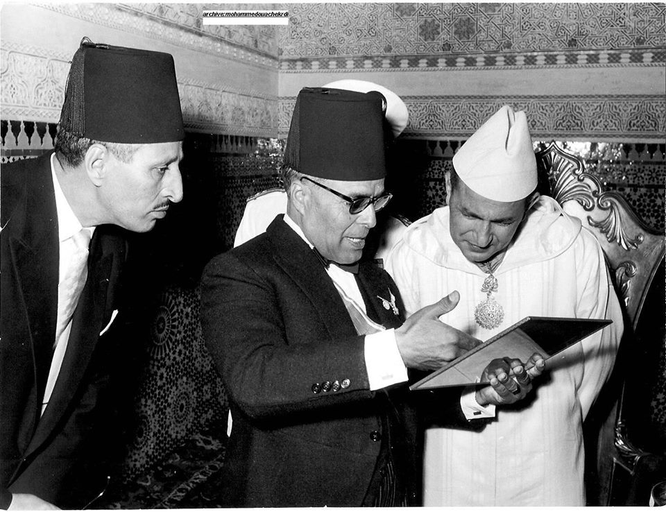   المرحوم البكاي الهبيل أول رئيس وزراء في المغرب المستقل رفقة الملك الراحل محمد الخامس يتوسطهما الرئيس التونسي الراحل الحبيب بوركيبة
                    