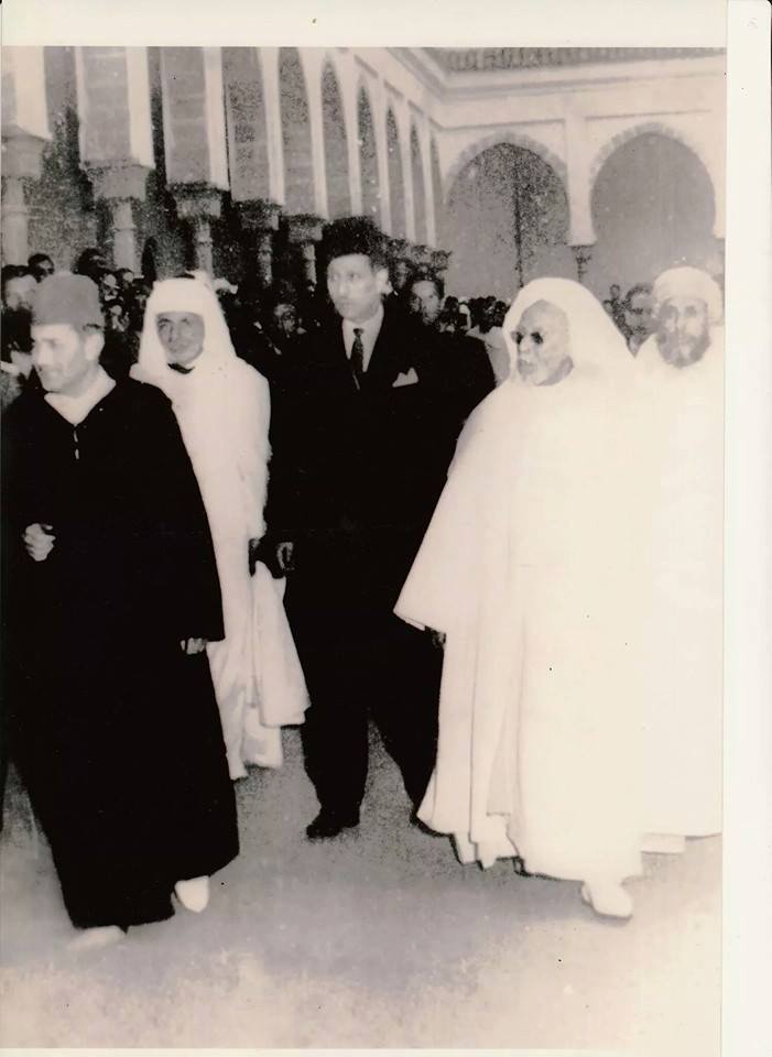   مدينة الرباط:البكاي الهبيل ، أول رئيس وزراء في المغرب المستقل والقائد المنصوري رفقة الملك الراحل محمد الخامس رحمهم الله جميعا.