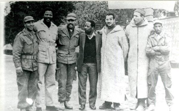   مدينة بركان/قرية واولوت : صورة تذكارية جمعت الزعيم الإفريقي نيلسون مانديلا بقادة من المقاومة الجزائرية حوالي الستينيات من القرن الماضي

                      