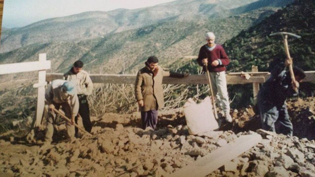       الشروع في بناء صومعة مسجد أونوت سنة 1994
              