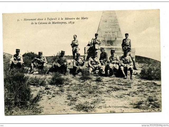    soldats français devant  la stèle	    